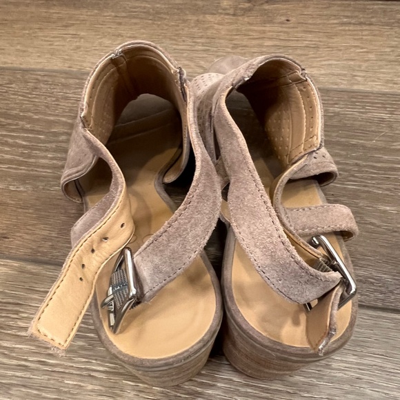 Franco Sarto Hartlet2 Suede Perforated Peep Toe Block Heel Sandals Taupe Sz 8.5 - Picture 3 of 8